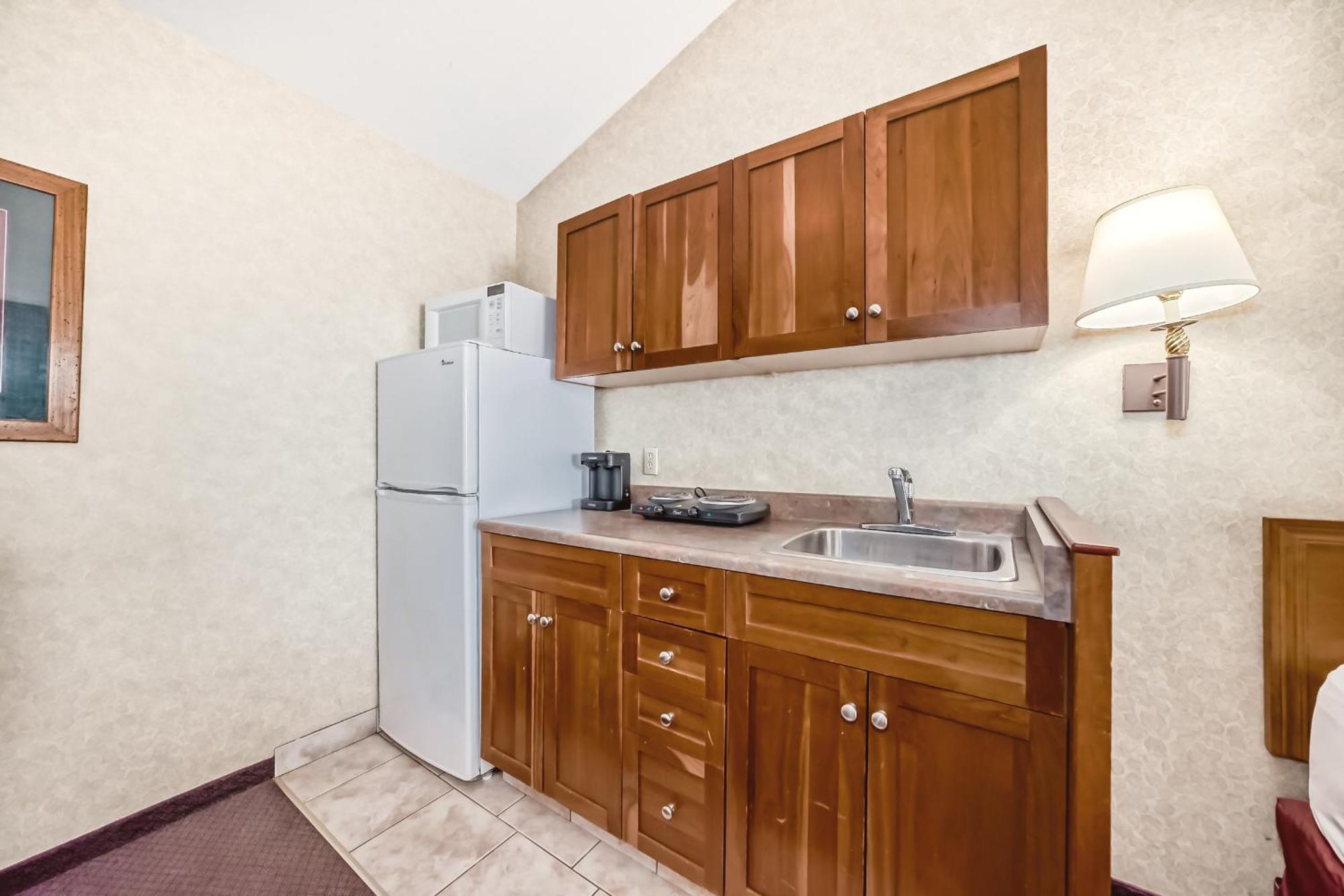Stony Plain Inn & Suites Exterior foto